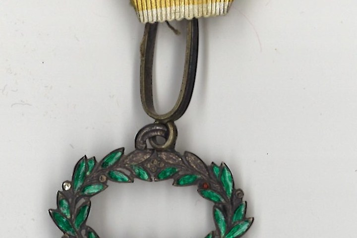 Medaille 'por Isabel la Catolica', borstkruis behorende bij de Commandeur in de Orde van Isabella de Katholiek (Spanje), uitgereikt aan P.J.H. Cuypers.