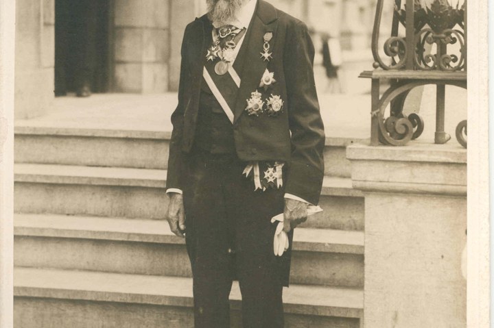 Dr. P.J.H. Cuypers op de trappen van het Roermondse stadhuis