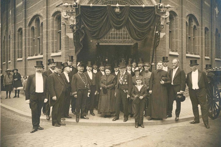 De huldiging van Dr. P.J.H. Cuypers bij gelegenheid van zijn 90e verjaardag aan de Ambachtsschool