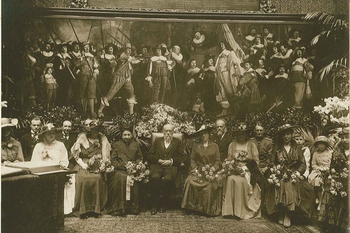 Foto ter gelegenheid van de viering van de 90ste verjaardag van Dr. P. Cuypers genomen in het Rijks Museum te Amsterdam.