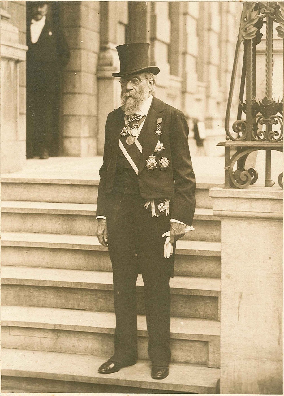 Foto van de 90-jarige Dr. Cuypers staande op de trap naar het bordes vóór het stadhuis van Roermond.