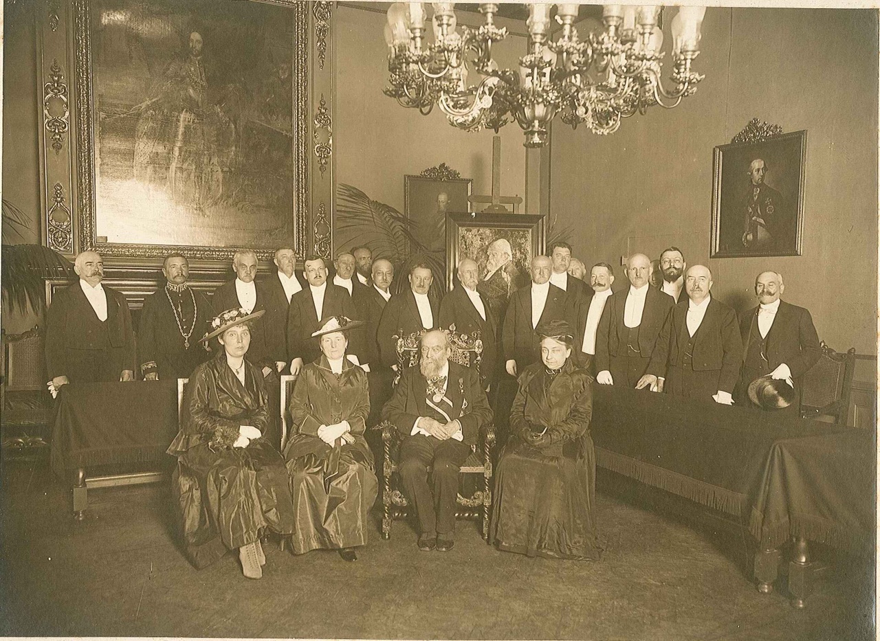 Foto van de 90-jarige Dr. Cuypers te midden van een gezelschap op het Stadhuis te Roermond.