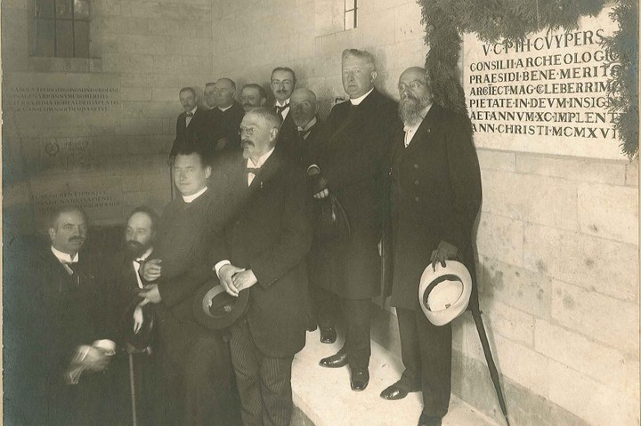 Foto van Dr. P.J.H. Cuypers bij de opening van de Catacomben te Valkenburg