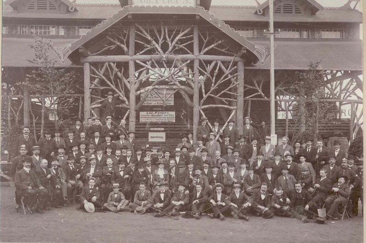 Foto van Dr. P.J.H. Cuypers en Ir. Jos Th Cuypers met het gezamenlijk personeel van de Cuypers Kunstwerkplaatsen