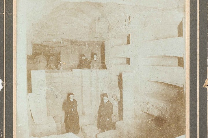 Foto van Dr. P.J.H. Cuypers bij een bezoek aan de catacomben in Valkenburg