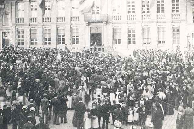 Foto van de mensenmassa op de Markt bij gelegenheid van de huldiging van Dr. P.J.H. Cuypers op diens 70e verjaardag