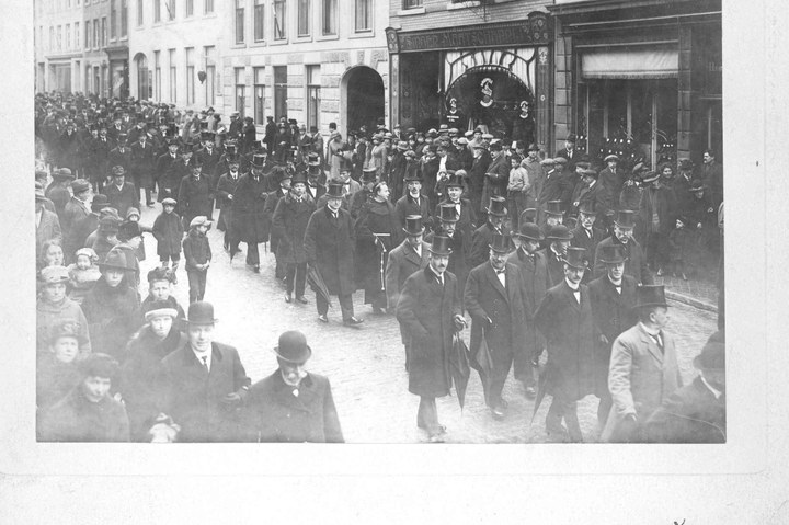 De begrafenisstoet van Dr. Cuypers in Roermond