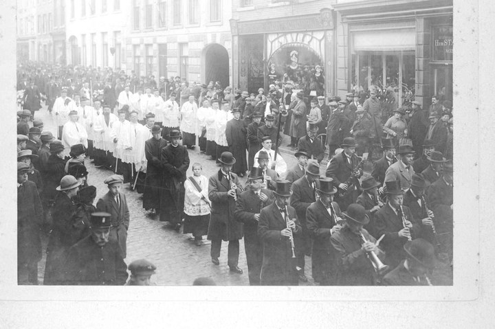 De begrafenisstoet van Dr. Cuypers in Roermond