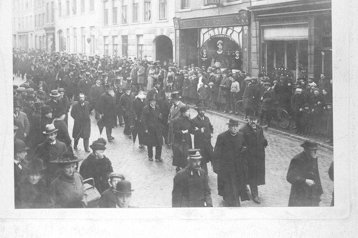 De begrafenisstoet van Dr. Cuypers in Roermond