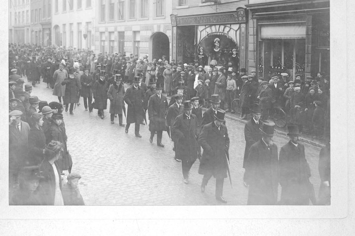 De begrafenisstoet van Dr. Cuypers in Roermond