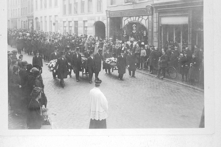 De begrafenisstoet van Dr. Cuypers in Roermond