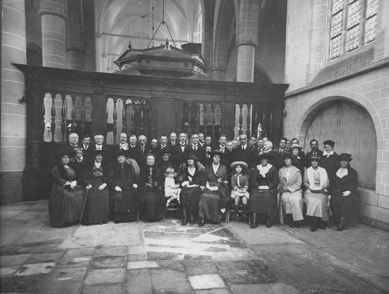 Foto van een gezelschap in een kerk.