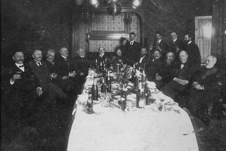 Foto van een feestdis, waarbij o.a. aanzitten dr. P. Cuypers en ir. J. Cuypers