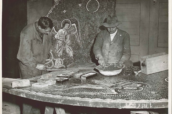 Foto uit de Cuypers' Kunstwerkplaatsen van rond 1930: de heren Henri Suiker en Piet Peeters bezig met het inleggen van een mozaïekfragment.