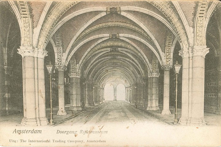 Prentbriefkaart Doorgang Rijksmuseum te Amsterdam