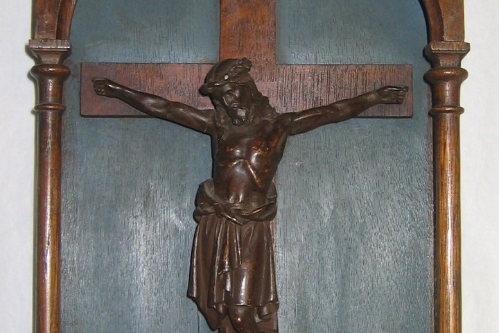 Crucifix in houten omlijsting