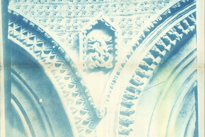 Blauwdruk van een foto van een fragment uit een kerk.