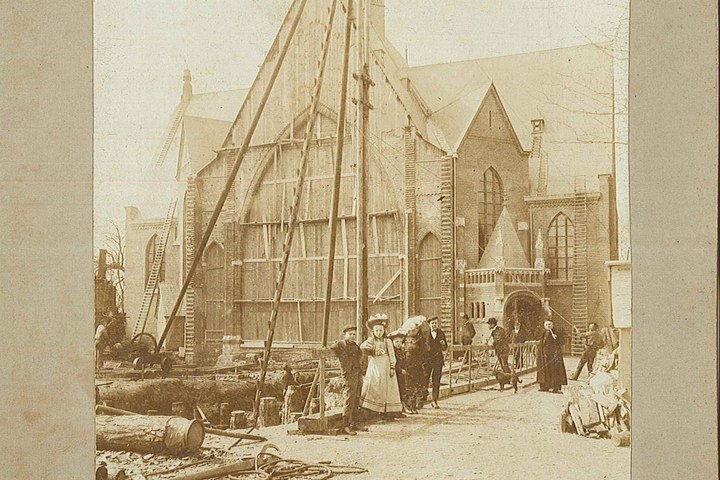 Foto van een kerk in aanbouw (Zoeterwoude)