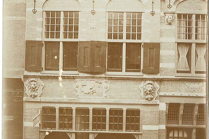 Foto van een gevel van een stadspand (bedrijfspand) in de Warmoesstraat te Haarlem.