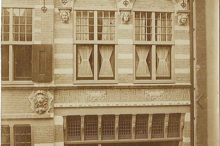 Foto van een gevel van een stadspand (winkelpand) in de Warmoesstraat te Haarlem.