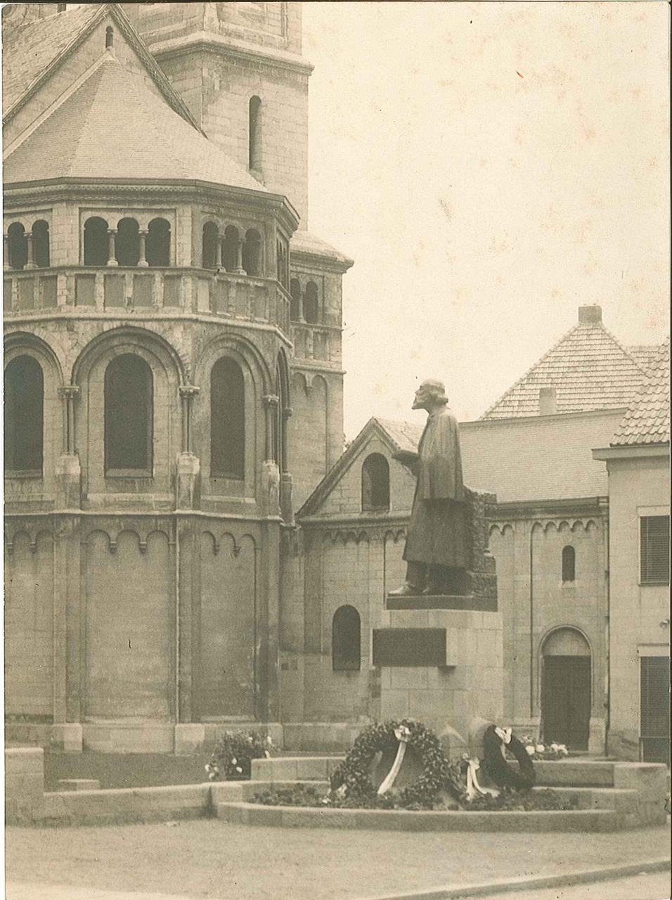 Foto van het monument van Dr. Cuypers op het Munsterplein te Roermond