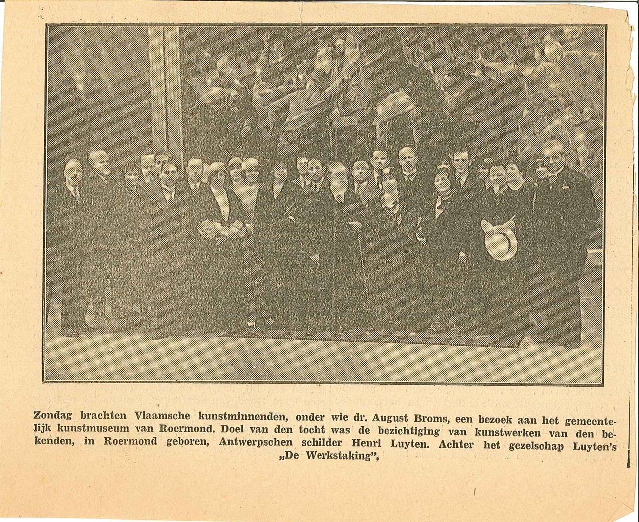 Krantenknipsel met foto over een bezoek van een Vlaamse delegatie aan het Museum te Roermond op zondag 2 juli 1933.