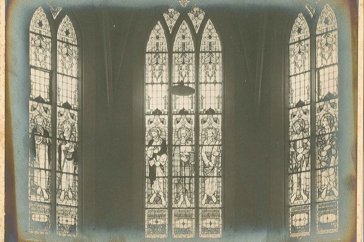 Foto van de transeptvensters de R.K. Kerk van de H. Jacobus de Meerdere te Den Dungen.