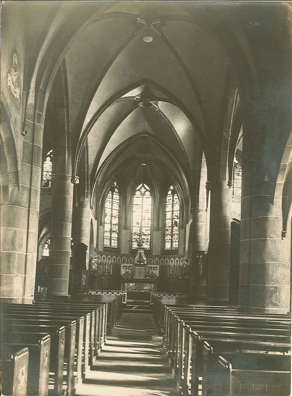 Twee foto's uit 1931 van het interieur van Sint Remigiuskerk te Duiven.