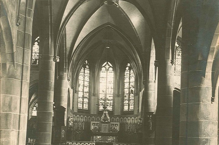 Twee foto's uit 1931 van het interieur van Sint Remigiuskerk te Duiven.