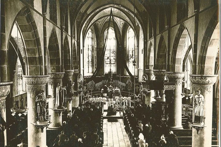 Foto uit 1931 van een H. Mis in de Andreaskerk te Zevenaar.