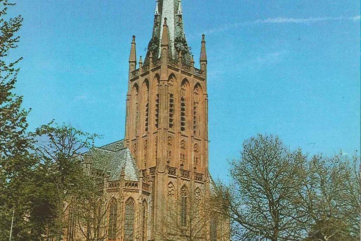 verzameling van 5 prentbriefkaarten met foto's van de Sint Nicolaas Basiliek te IJsselstein (Utrecht).