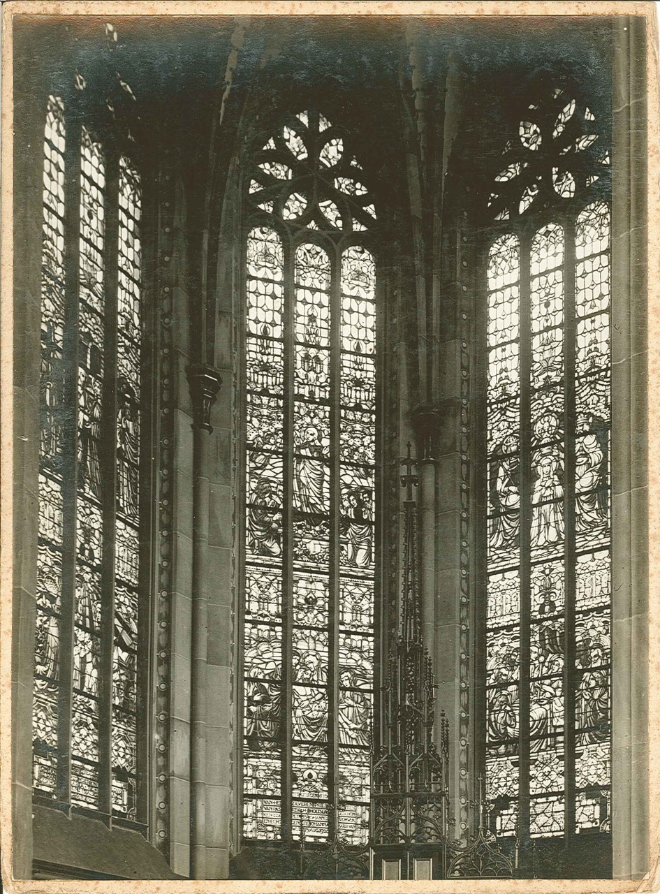 Foto van de zijkoorvensters van de Basiliek van de H. Nicolaas te IJsselstein (Utrecht)