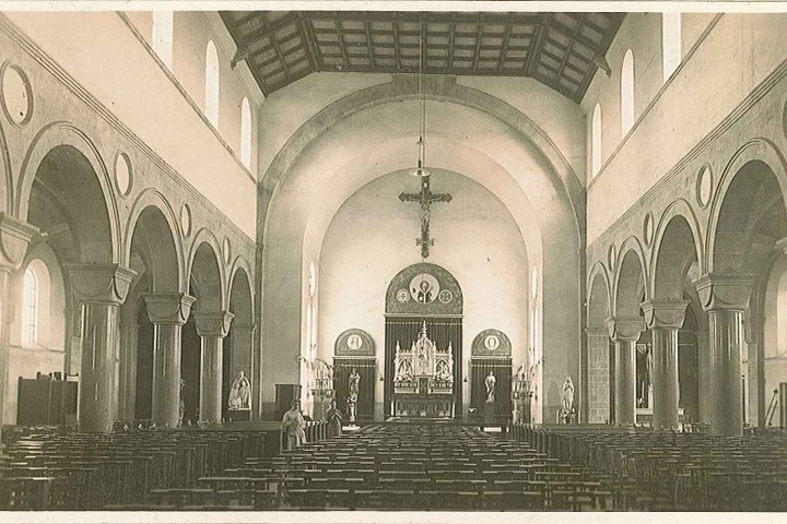 Foto van een kerkinterieur te Tilburg.