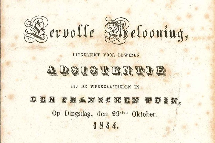 Briefkaart met de tekst: "Eervolle belooning, uitgereikt voor bewezen Adsistentie bij de werkzaamheden in Den Franschen Tuin op Dingsdag, den 29sten Oktober 1844".