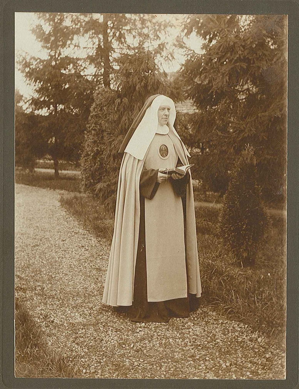 Fotoportret van Catharina Cuypers op 52-jarige leeftijd t.g.v. haar professie op 9 april 1918