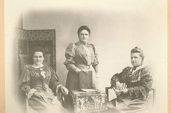 Fotoportret van drie onbekende vrouwen