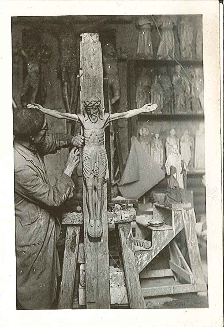 Twee foto's van een beeldhouwer in Cuypers' Werkplaatsen bezig met een kruisbeeld.