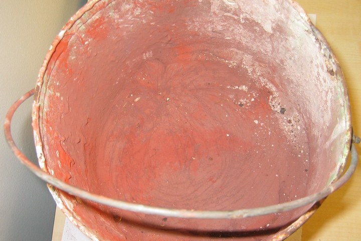 Emmer met rood pigment.