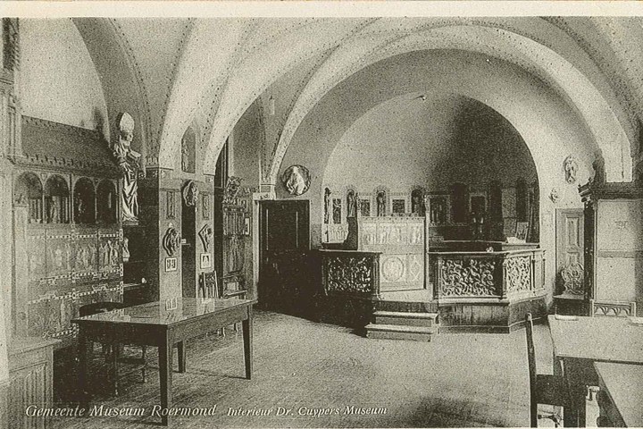 Foto van de Cuyperszaal in het Stedelijk Museum Roermond van ca. 1950