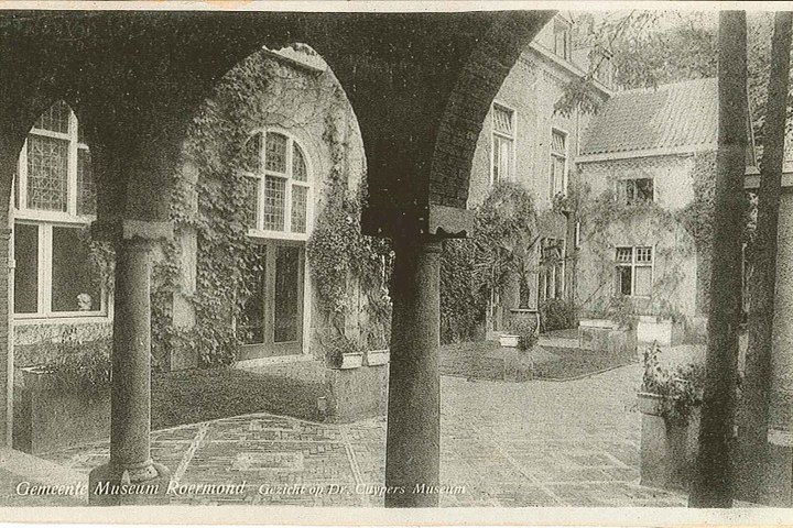 Foto van een gedeelte van de binnentuin van het Stedelijk Museum Roermond van ca. 1950.