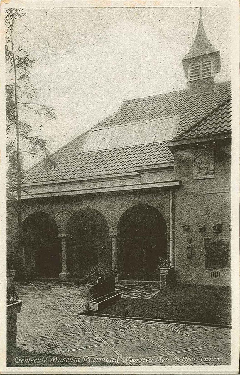 Foto van een gedeelte van de binnenplaats van het Stedelijk Museum Roermond van ca. 1950.