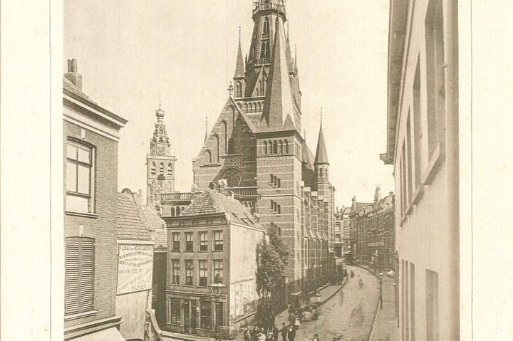 Twee foto's uit "De Architect" met daarop het exterieur en het interieur van de St. Augustinuskerk te Nijmegen