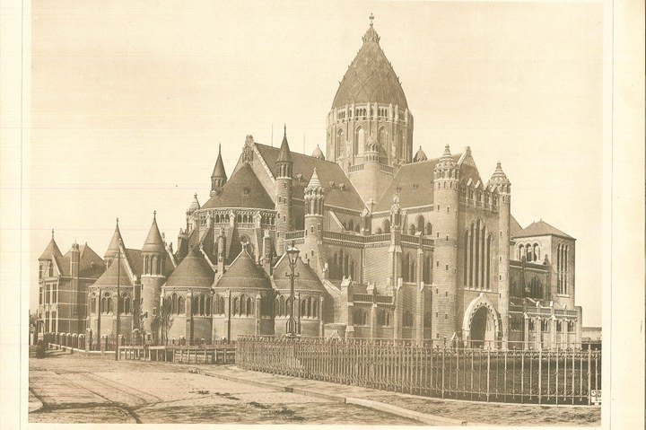 Een foto van het noordoostelijk aanzicht van de Sint Bavokathedraal in Haarlem.