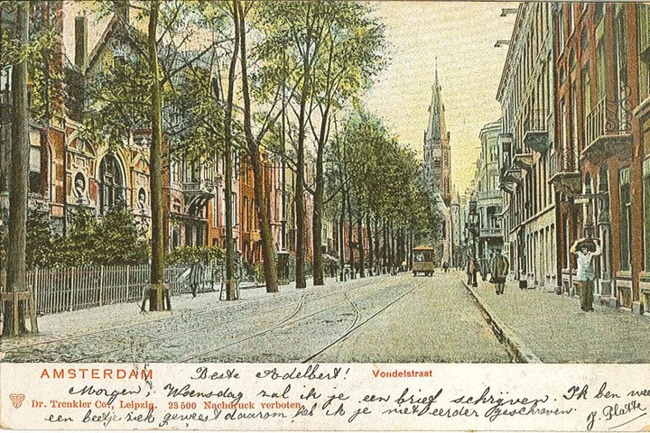 Ansichtkaart met daarop een ingekleurde oude foto van de Vondelstraat met op de achtergrond de Vondelkerk te Amsterdam.