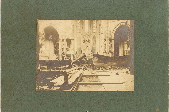 Foto van het door brand verwoeste interieur van de Vondelkerk te Amsterdam in 1904.