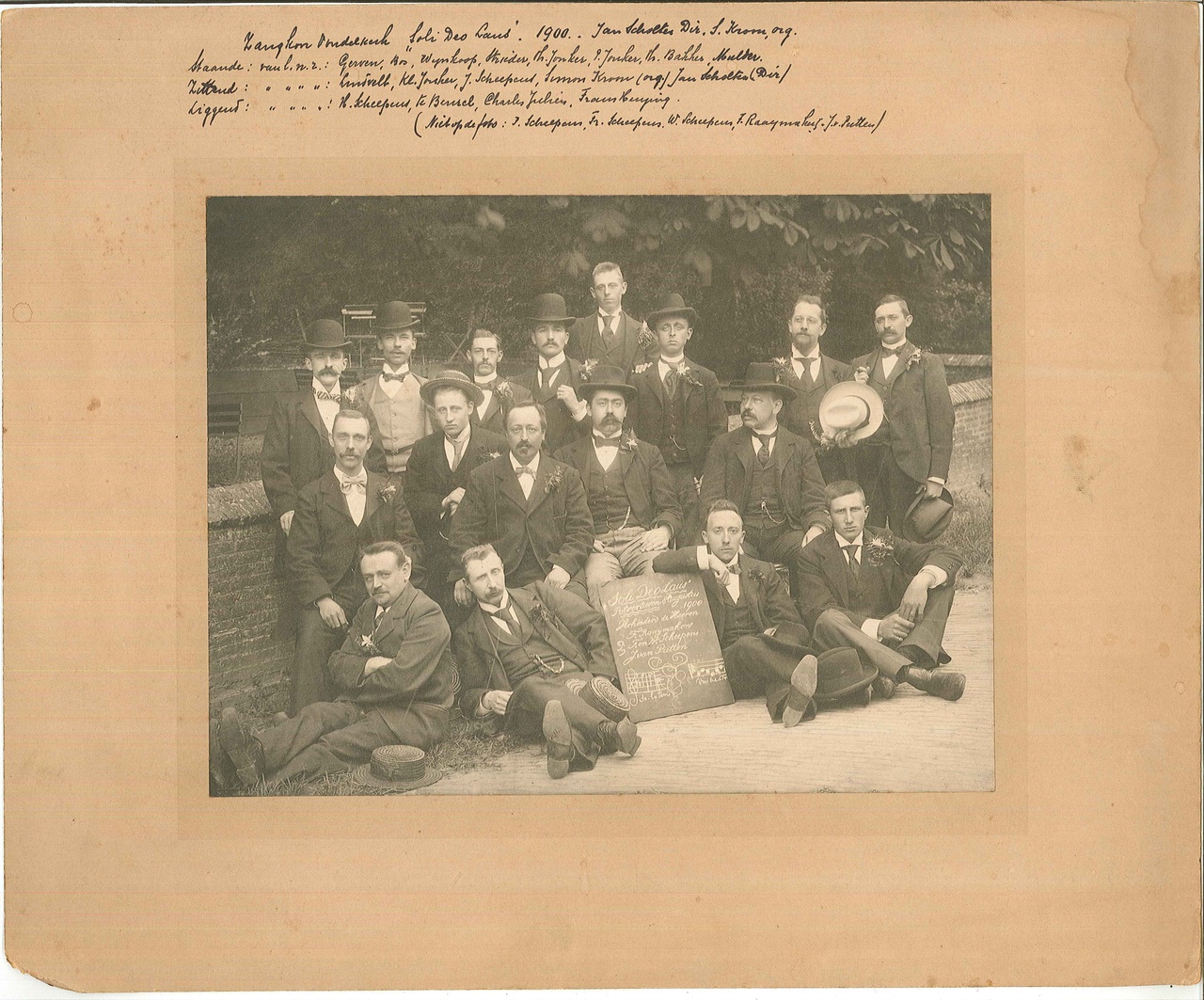 Foto van het zangkoor van de Vondelkerk te Amsterdam, "Soli Deo Laus" uit 1900.