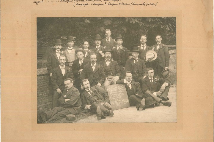 Foto van het zangkoor van de Vondelkerk te Amsterdam, "Soli Deo Laus" uit 1900.