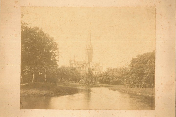 Foto van de Vondelkerk te Amsterdam vóór de brand in 1904.