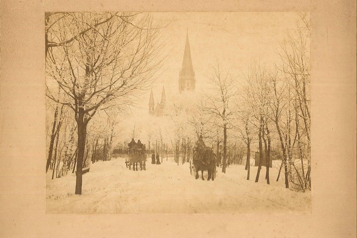 Foto van het Vondelpark en de Vondelkerk te Amsterdam in een sneeuwrijke omgeving.