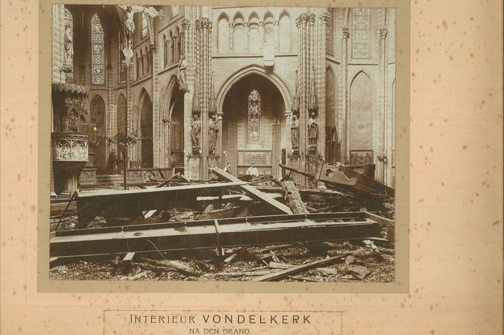 Foto van het verwoeste interieur van de Vondelkerk te Amsterdam na de brand in 1904.